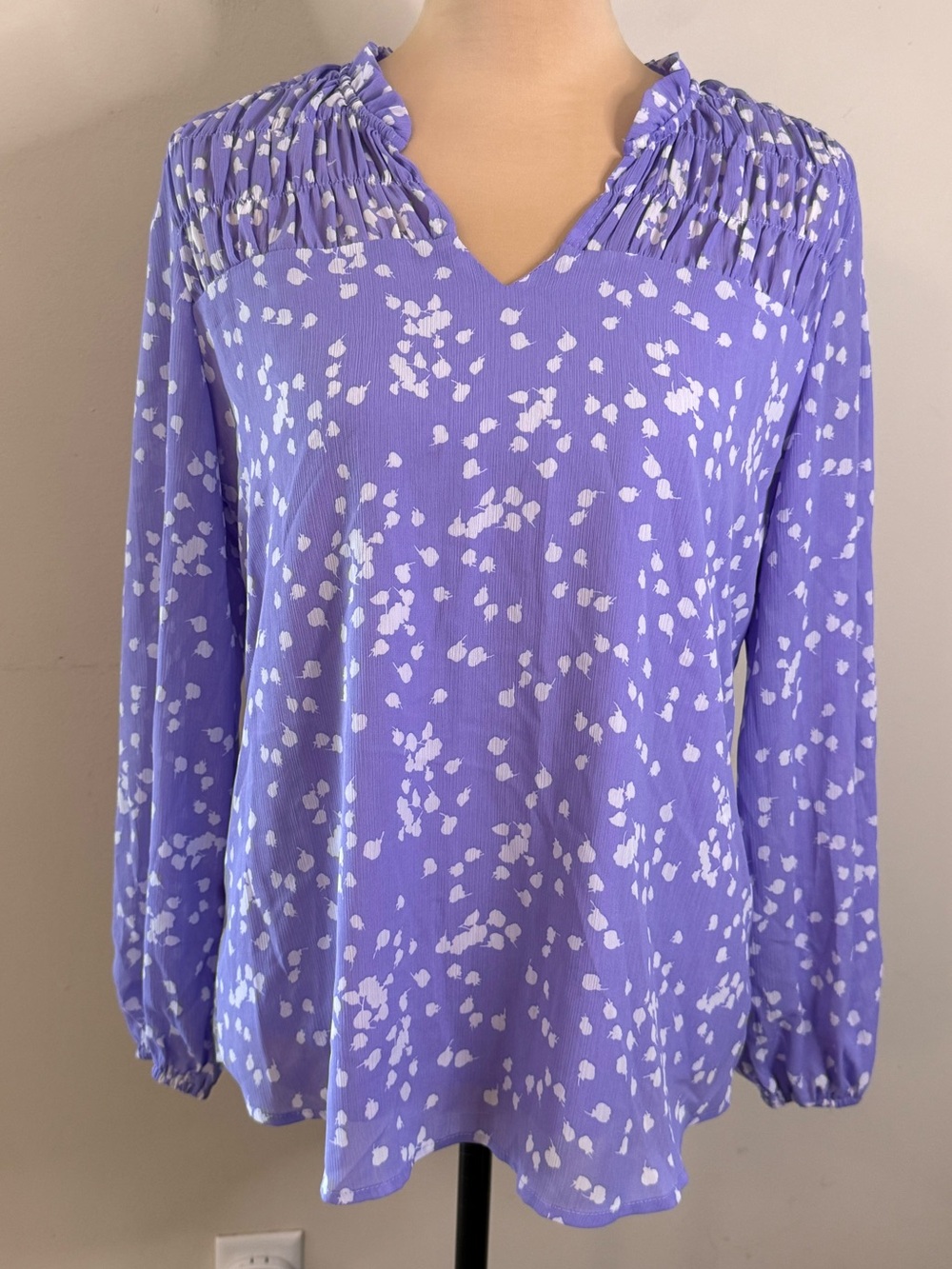 Dokotoo purple & white abstract floral smocked top  V neck long sleeve SZ SM